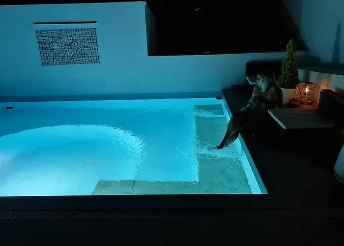 Piscine Balnéothérapie Et Jacuzzi Entièrement Privée Сasa de vacaciones